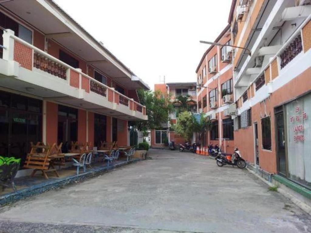 Oyo 1004 Naklua Mansion 2*