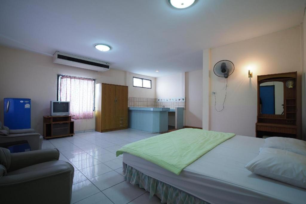 Oyo 1004 Naklua Mansion 2*